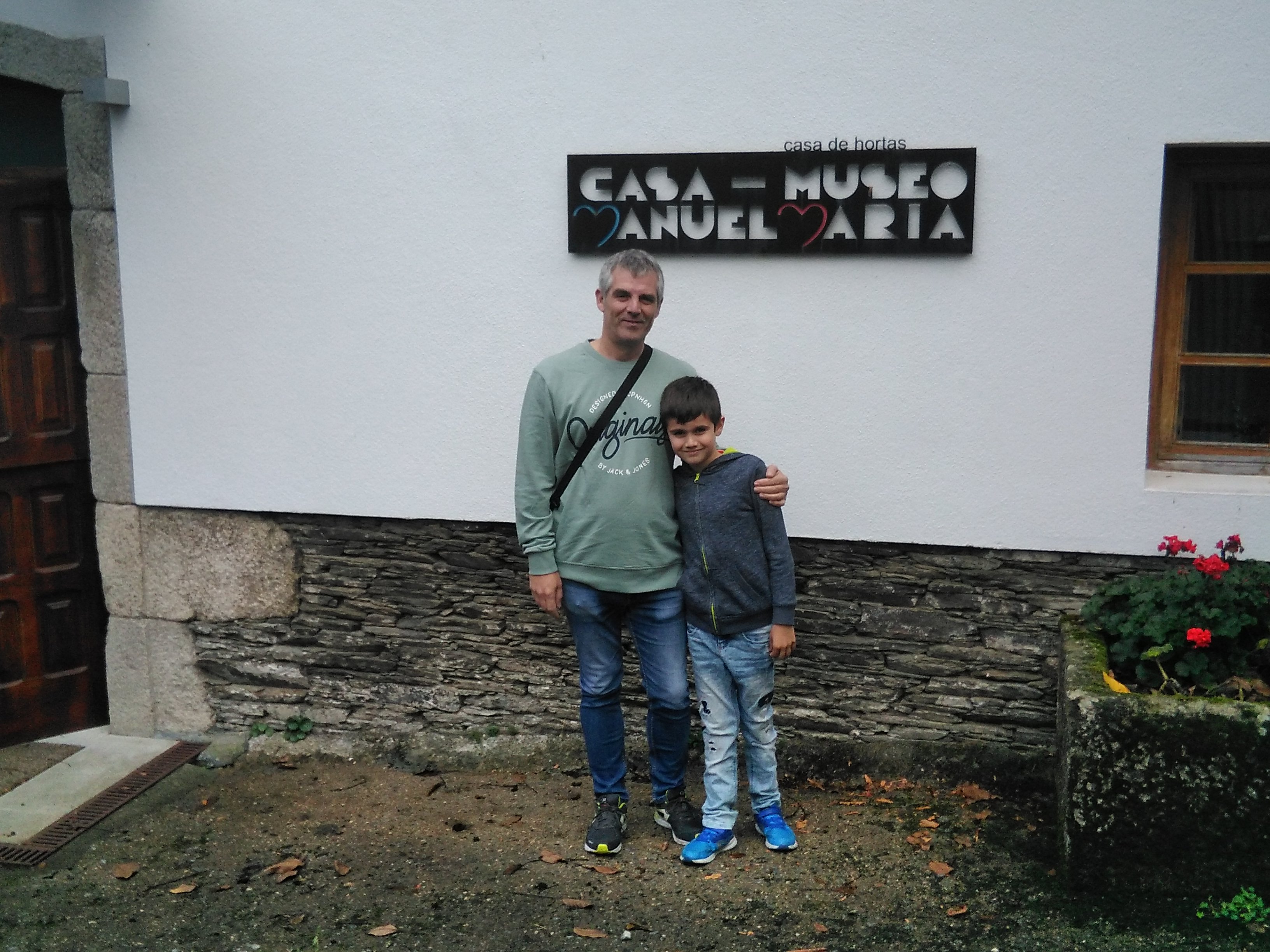 Fillo e pai achéganse á Casa-Museo Manuel María após unha visita escolar feita polo primeiro
