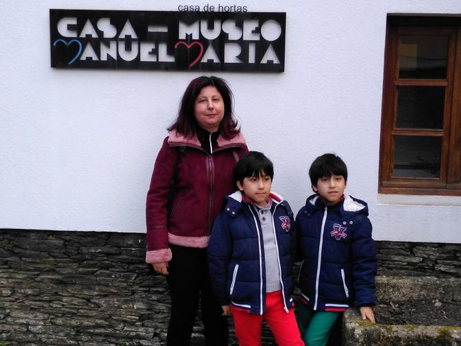 Anxo, Martiño e Anabel viñeron desde Teo para descubrir a casa natal de Manuel María