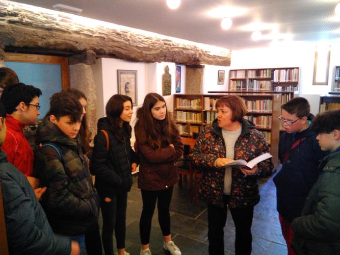 María Xosé López Castro le un poema que escribiu en homenaxe a Manuel María, xunto coas súas alumnas e alumnos do IES Xograr Afonso Gómez de Sarria