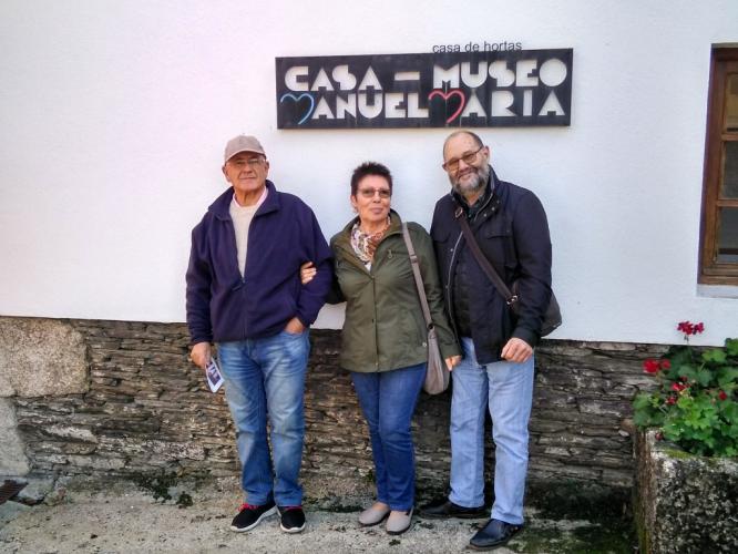 Tres amigos galegos que viñeron visitar a Casa-Museo Manuel María antes de voltaren para Catalunya, a súa terra de acollida