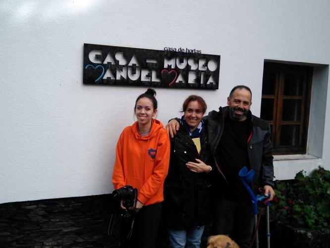 Após de percorrer o regato do Cepelo, esta familia de Vilagarcía achegouse a coñecer a casa de Manuel María
