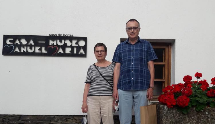 Amalia e Carlos visitáronnos, desde Santiago, para coñecer a casa levados pola leitura d'Os Sonetos á casa de Hortas