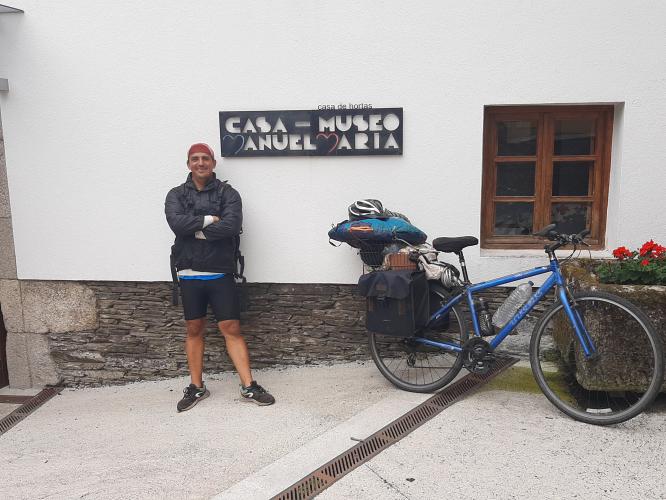Sam parou na Casa-Museo Manuel María após facer o camiño de Santiago e dirixirse cara a Franza