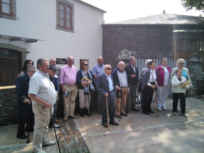 Residentes no centro de maiores de Burela achegáronse esta mañá para coñecer a Casa-Museo Manuel María