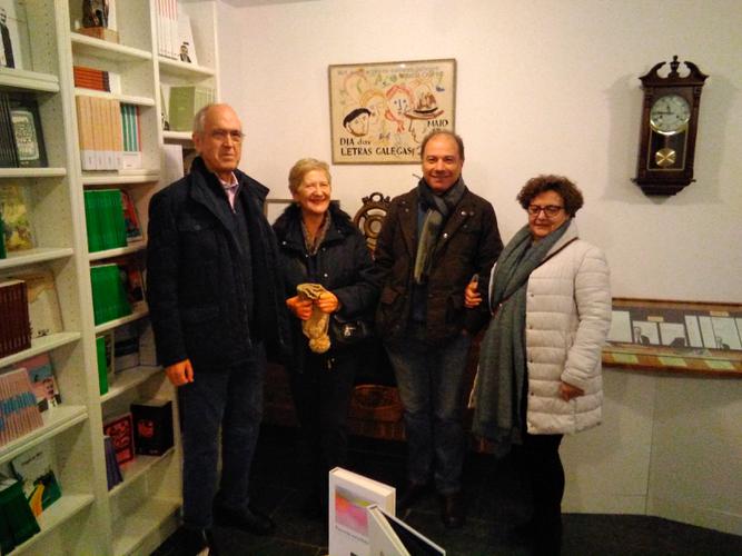 Casal basco-galego que veu coñecer a Casa-Museo Manuel María da man dos seus amigos lucenses