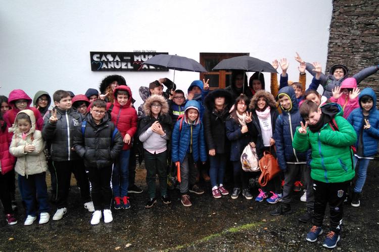 Alumnado de 5º de primaria do CEIP Fogar de Carballo viñeron festexar o 50 aniversario d'Os soños na gaiola