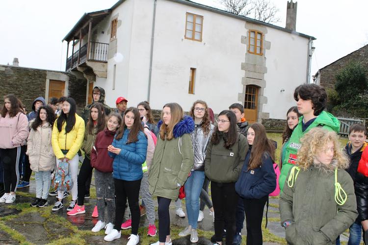 Mocidade do IES Marqués de Sargadelos veu coñecer os espazos da infancia de Manuel María