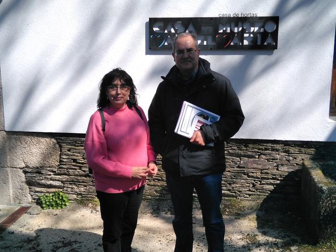 Membros da Asociación Amigos de Francisco Carballo lembráronnos durante a visita os vencellos de Carballo e Manuel María