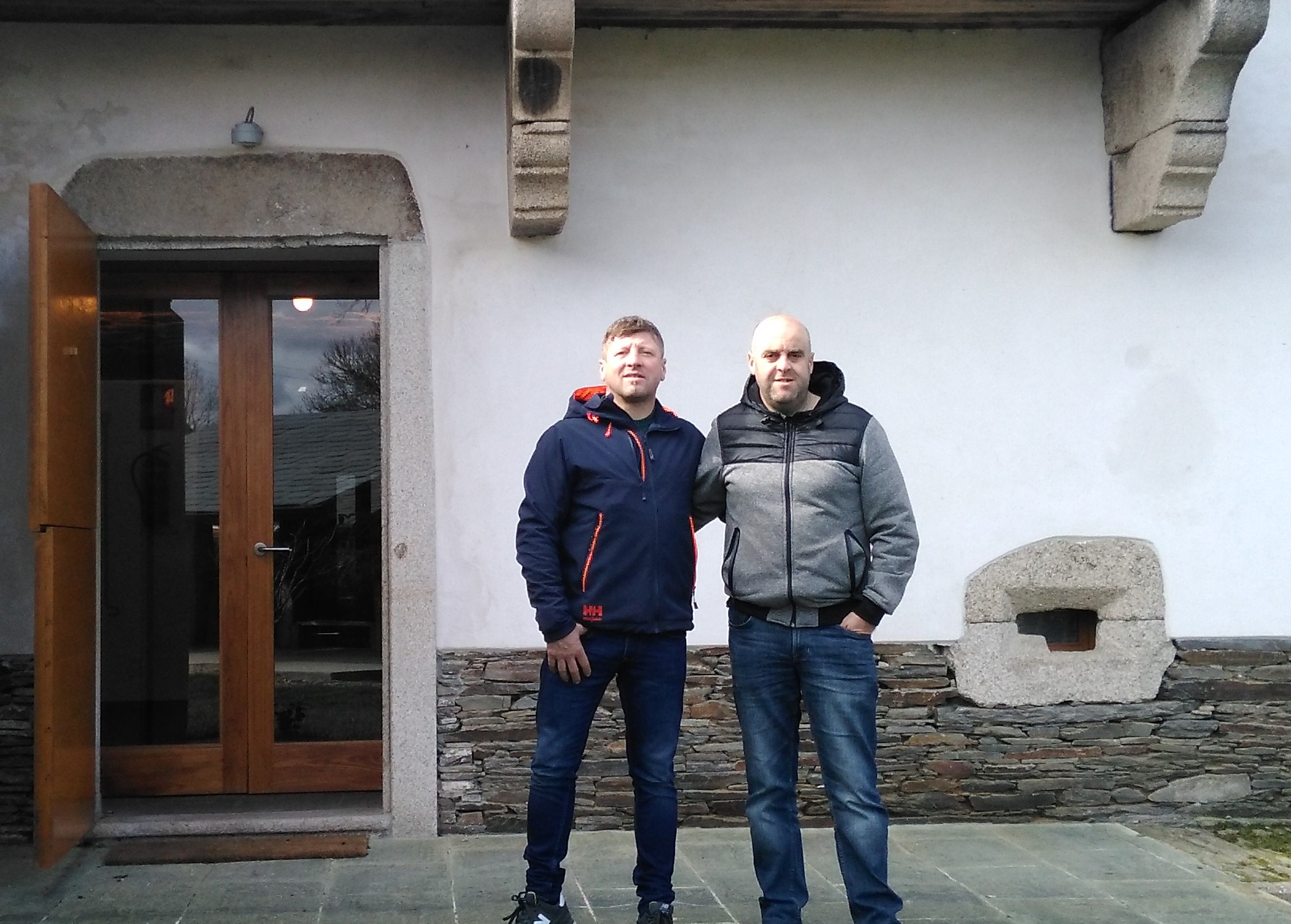 Miguel veu darlle a coñecer a Casa-Museo Manuel María ao seu amigo Juan