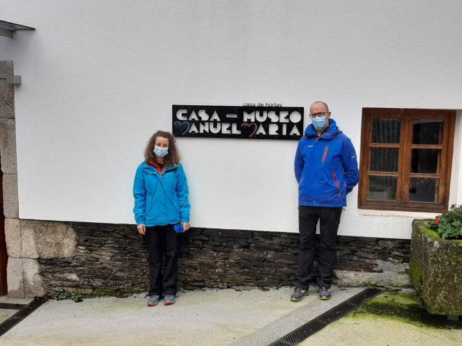 Estes mariñaos pararon para coñeceren a Casa-Museo Manuel María de camiño de volta 
