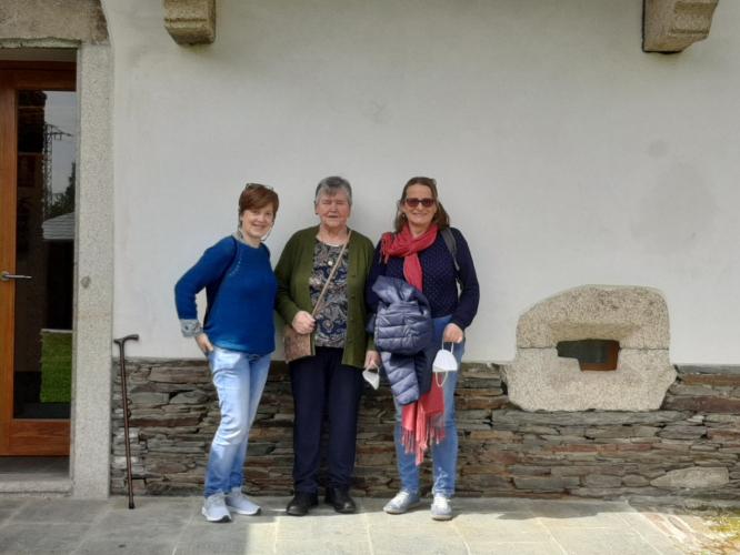 Desde Gres, a terra de Neira Vilas, viñeron estas amigas coñeceren a casa natal de Manuel María