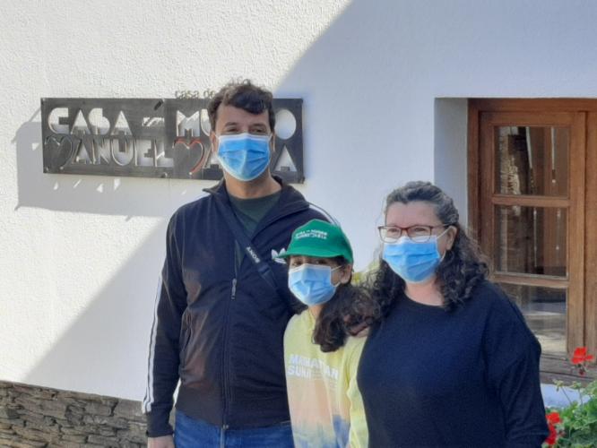 Con María, Ilena e Ricardo de Xunqueira de Ambía iniciamos o percurso da Casa-Museo desde a Fotobiografía de Manuel María