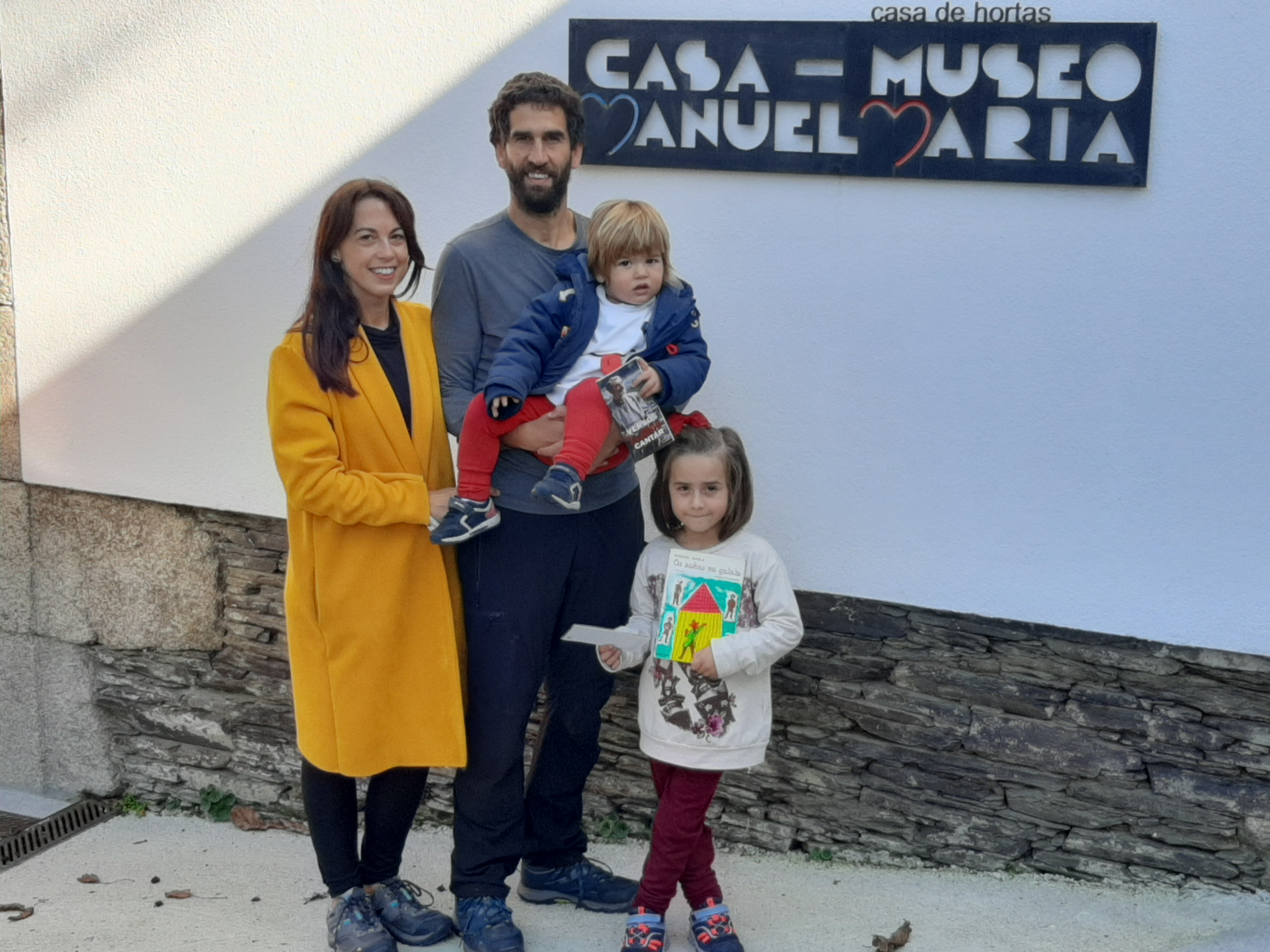 Estes amigos de Perillo viiñeron visitar a Casa-Museo na compaña d'Os soños na gaiola
