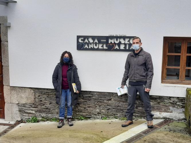 Estes veciños de Carral viñeron coñecer a casa natal do autor da peza teatral 