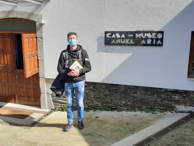 Álex, de Barcelona, e con orixes en Momán (Cospeito), veu coñecer a casa do poeta da Terra Chá