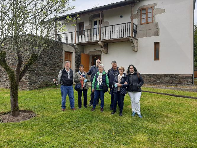 Algunhas persoas deste grupo de amigos da Coruña lembraron durante a visita cando coñeceron e trataron a Manuel María