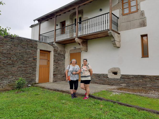 Mila e Loli de Cospeito viñeron camiñar por Rábade e Outeiro e de paso visitar a Casa-Museo Manuel María