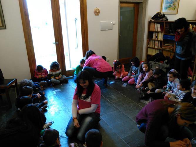 O alumnado do CEIP de Outeiro de Rei goza coas aventuras do Gato Mimí 