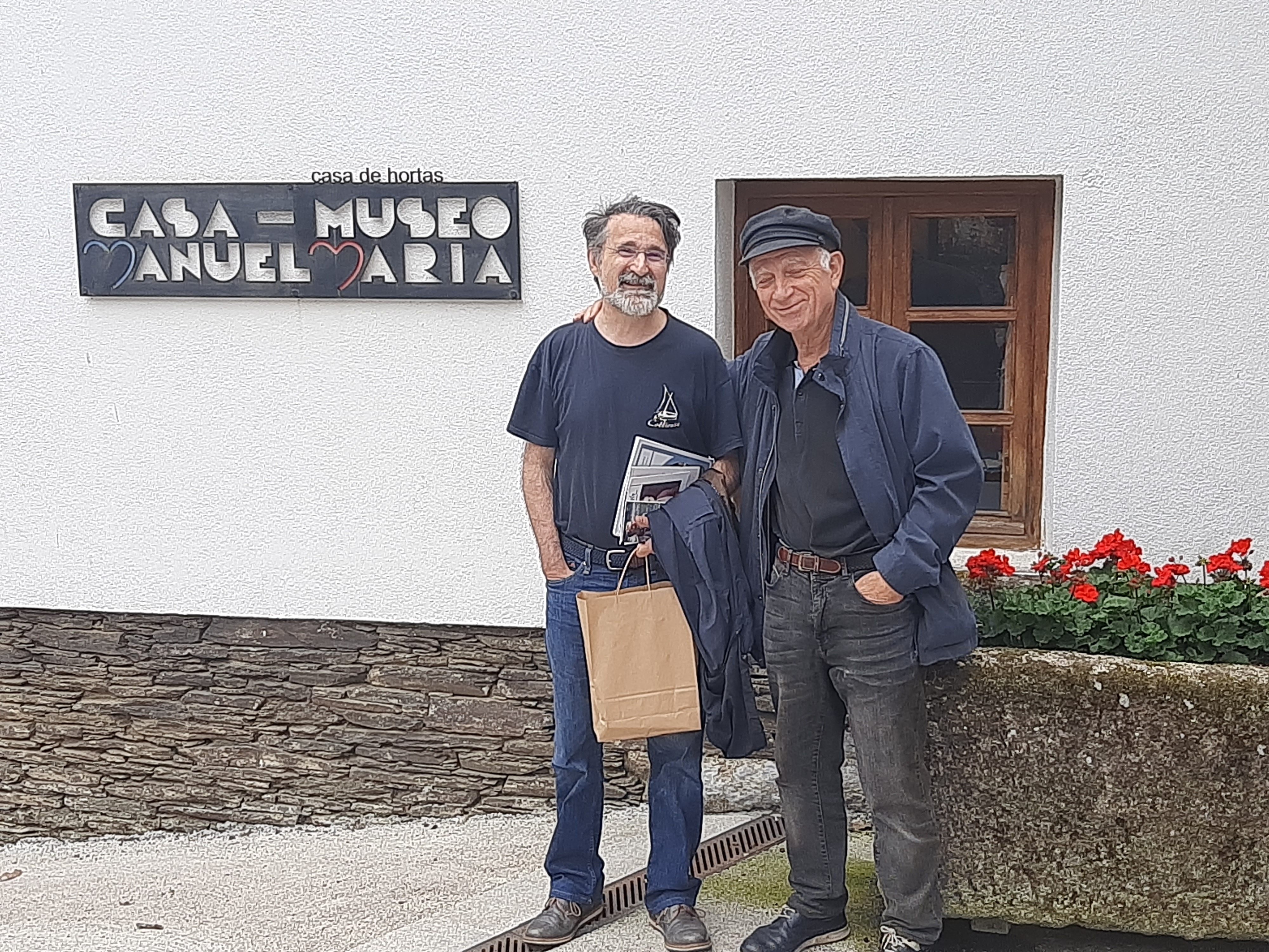 Emilio e Vicente, coñecedores da obra de Manuel María, viñeron de Cedeira 