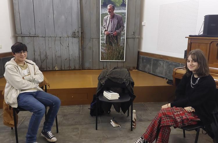 A Tribo (Clube de leitura xuvenil da Casa-Museo Manuel María) comentan a súa última sesión de 2022