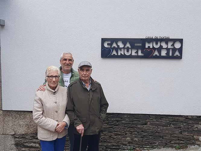 O poeta de Baltar, Lino García Salgado, veu con seus pais visitar a Casa-Museo Manuel María