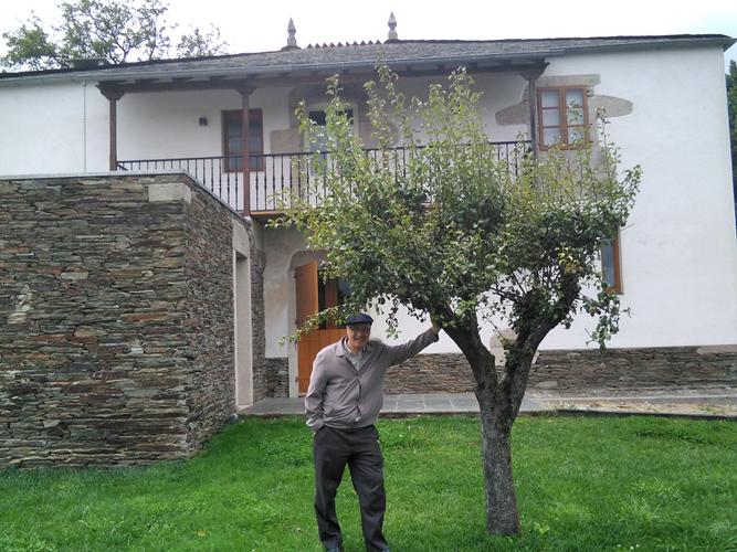 Antonio Vázquez Tierra, galego de Bilbao, que veu pasear polos recantos da tribo de Manuel María