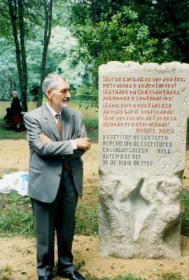 A carón do monolito homenaxe da AELG.