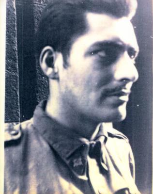 Con uniforme no café Español de Santiago de Compostela.