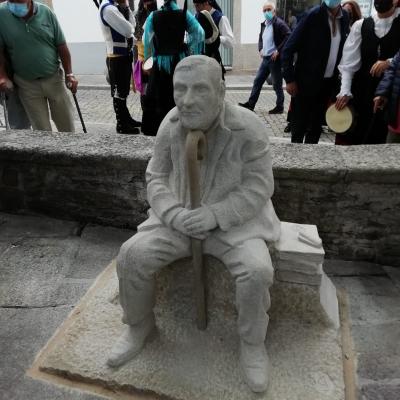 Escultura de Manuel María na entrada da Casa da Cultura de Vilalba